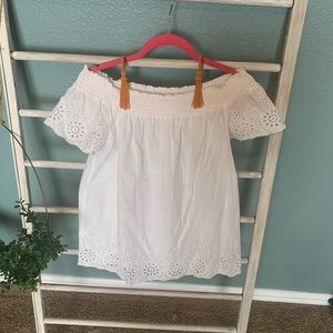 Off the shoulder white top lace detail, Old Navy M